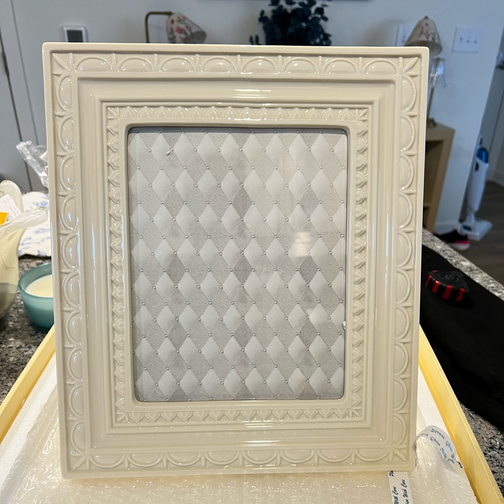 NIB Lenox French Perle Scallop Border 8x10 Cream Decorative  Photo Frame